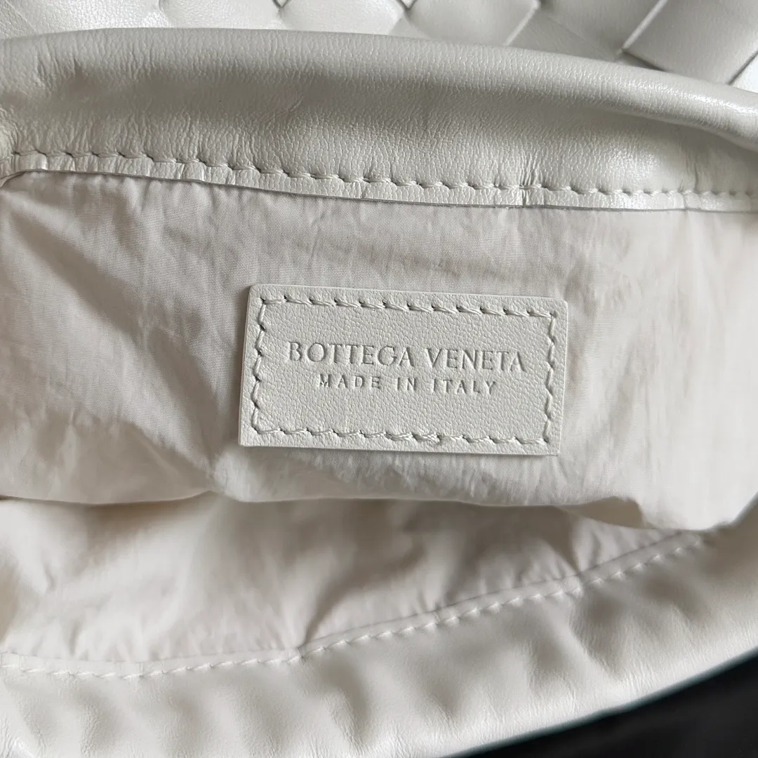 Batch 1400 BOTTEGA VENETA DUSTBAG mini size is officially launched📣📣. It still continues the classic weaving process. The lazy and casual feeling presented by the drawstring pockets is not too suitable for summer. The small back body is light and convenient. It is enough to carry lipstick and tissues when going out every day. It is not easy to make mistakes with any clothes. The shoulder strap has a buckle and pull-out design, which can be adjusted to unlock multiple carrying methods. Style number: 816987 Size: 21*16.6*1cm